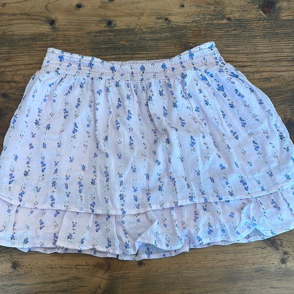 Girls skirt / size L 10-12 / light pink color Doesn’t pick up correctly in photo - Picture 1 of 3
